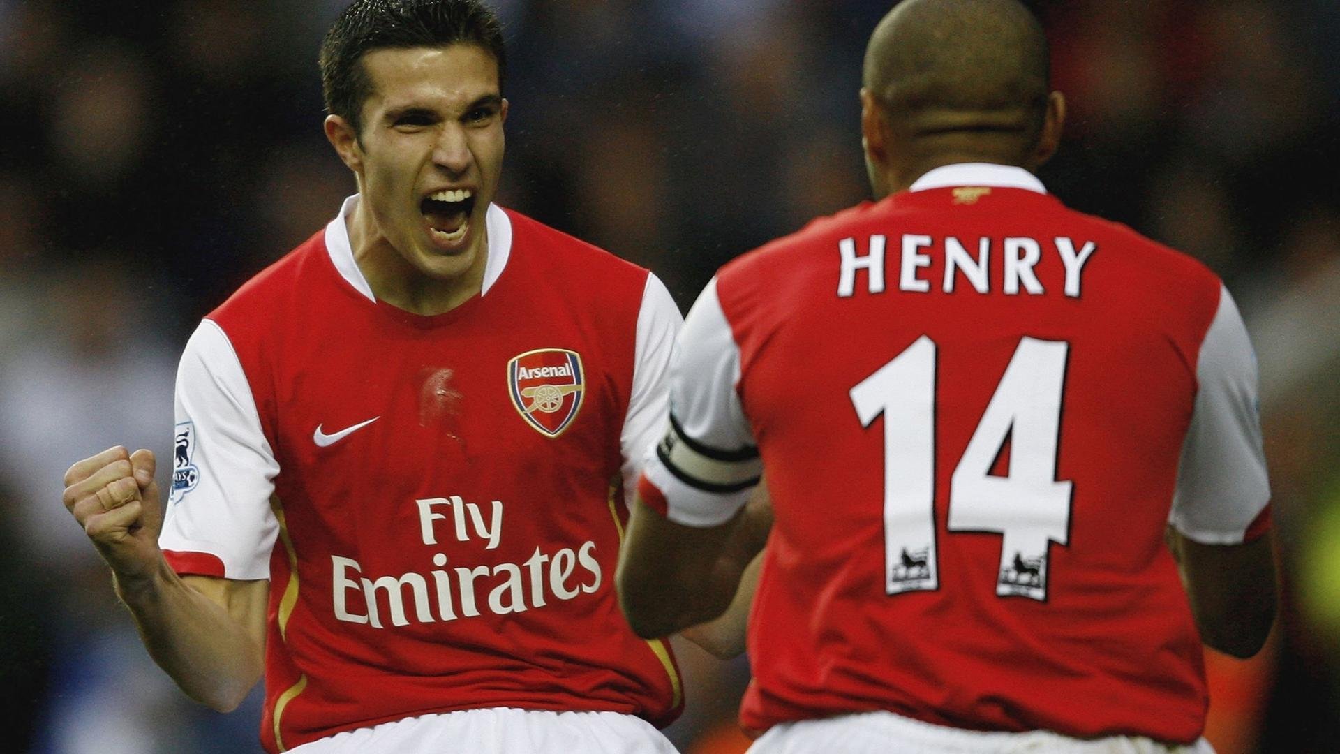 上海海港球员参加国家队比赛，加盟上海海港球员