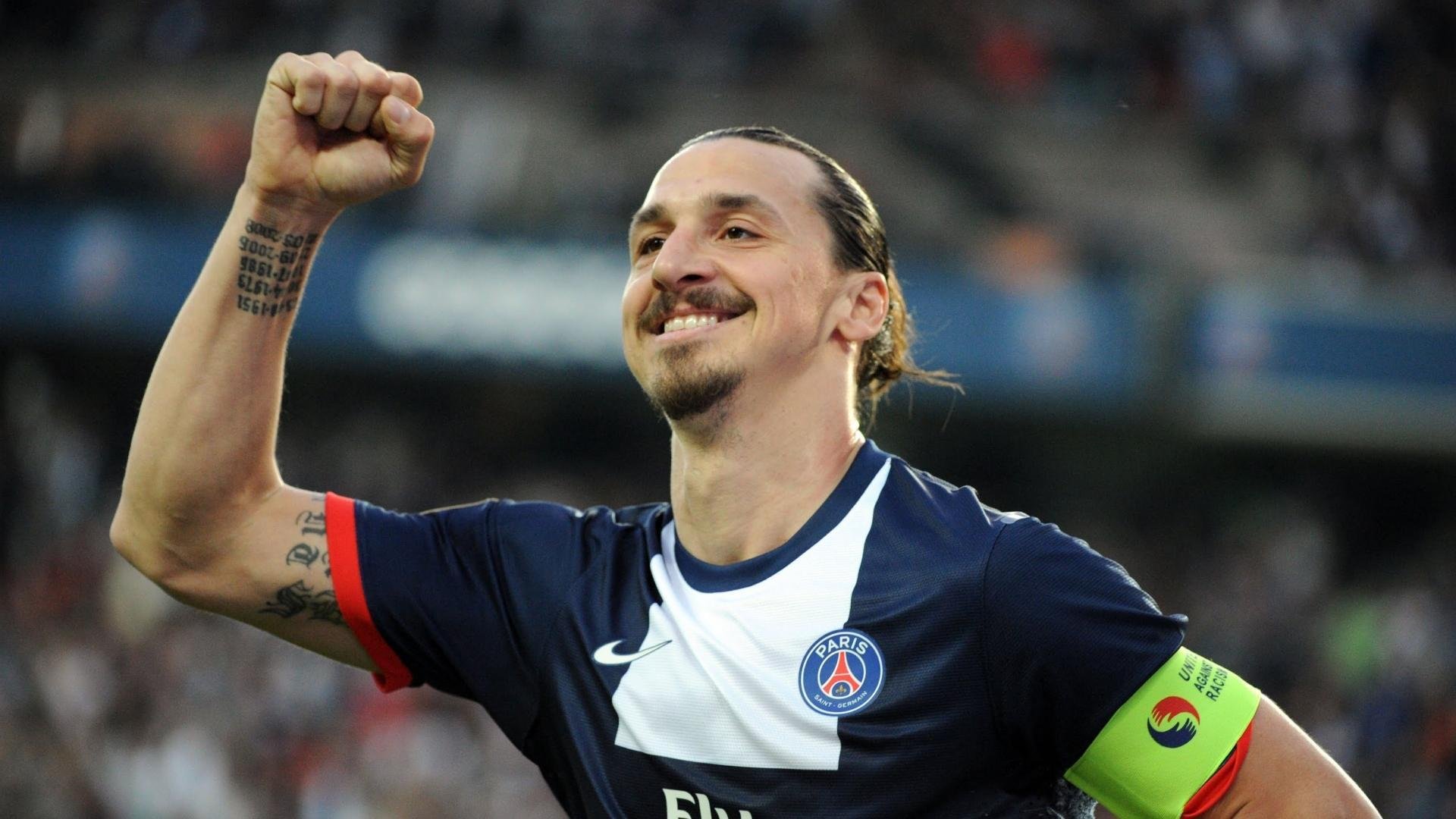 明星球员球场对决，篮球赛事引爆全场热情，明星篮球表演赛